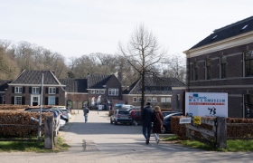 Hoofdingang Nederlands Watermuseum vanaf Sonsbeekzijde