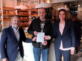Wethouder Kundić en voorzitter van VNO-NCW Arnhem-Nijmegen Ilko Bosman samen met ondernemer Bakkerij Hilvers.