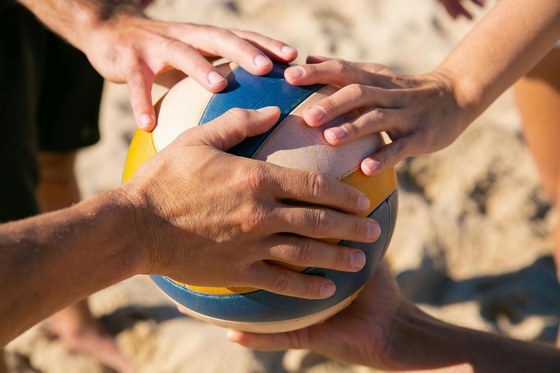 Beachvolleybal met handen erop