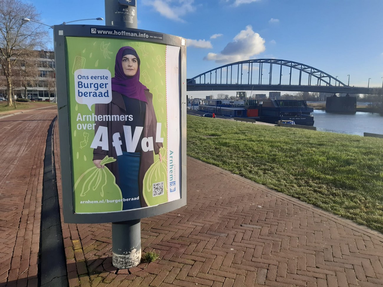 Campagneposter van het Burgerberaad, de poster hangt bij de John Frostbrug.