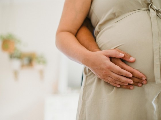 Handen op buik van zwangere vrouw