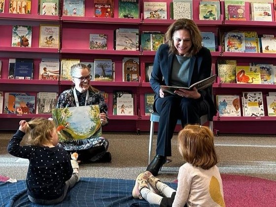 Wethouder Nermina Kundiç leest voor aan kinderen in Rozet Kronenburg