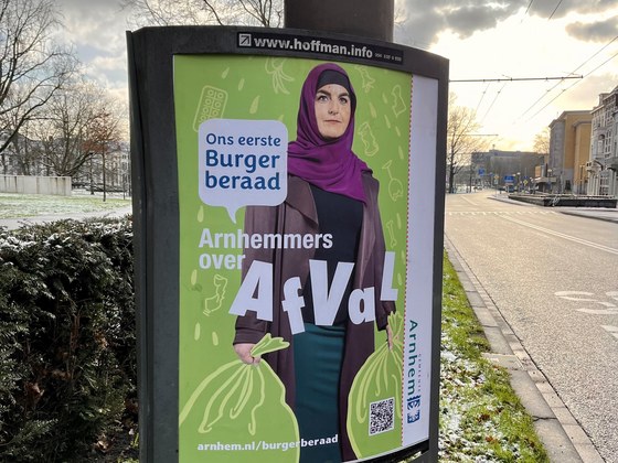 Poster met de tekst 'Ons eerste Burgerberaad, Arnhemmers over afval'