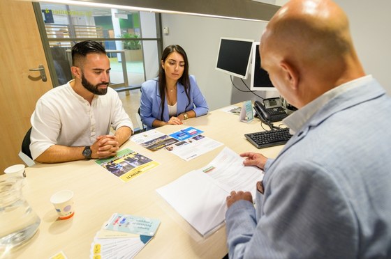 Medewerker helpt inwoners met hun hulpvraag