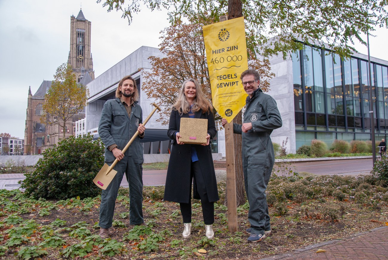 Wethouder Cathelijne Bouwkamp en collega's met de gouden tegel en schep