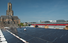 Zonnepanelen op het dak van het stadhuis