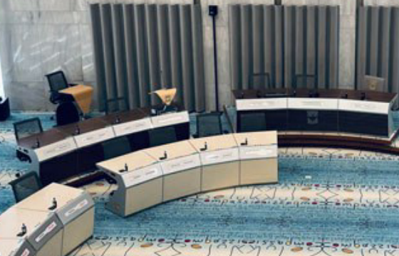 Foto van deel van de zaal van de gemeenteraad.