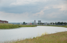 Zicht op Arnhem vanaf de Rijn