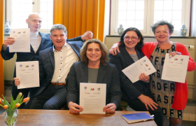 Van links naar rechts: Alexander van der Koevering (Rijn IJssel), Peter Peeters (Stichting PAS), Nermina Kundić (gemeente Arnhem), Maudy Hylkema (Rijnstad) en Jenny Doest (Rozet) tonen het convenant.