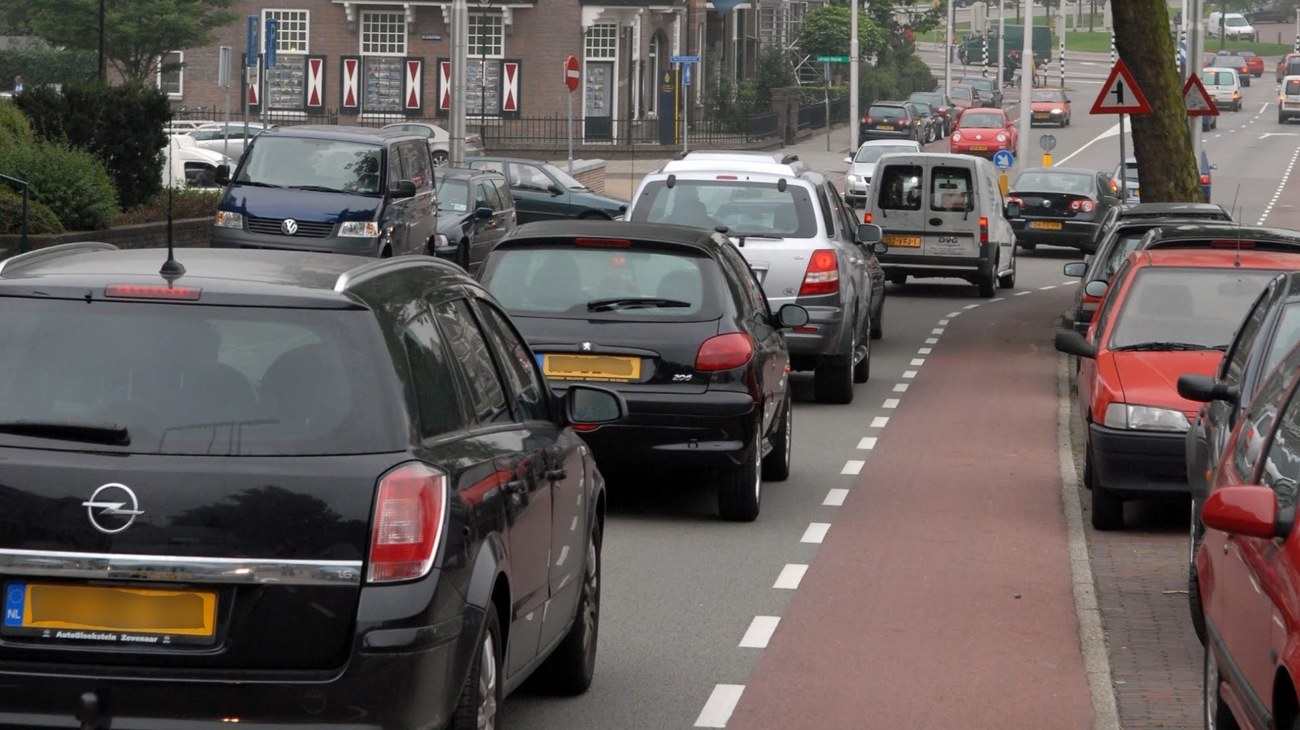 Rij auto's op de Sonsbeekweg