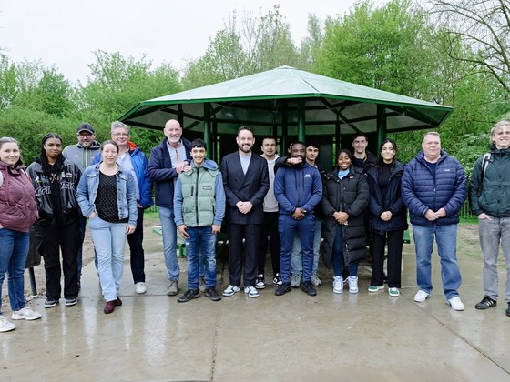 Wethouder Mark Lauriks opent de jongeren ontmoetingsplaats in Elderveld samen met jongeren, jongerenwerkers en andere betrokkenen.