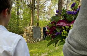 Bloemen voor het herdenkingsmonument aan de Waterbergseweg