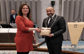 Eva van Esch (links) schudt handen met burgemeester Ahmed Marcouch (rechts) nadat ze is benoemd tot wethouder