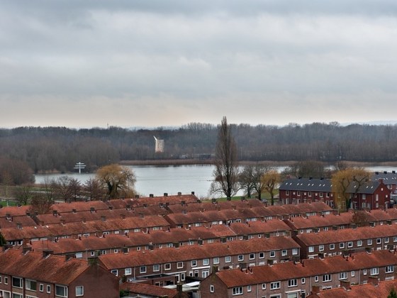 Daken van woningen en water bij de HES