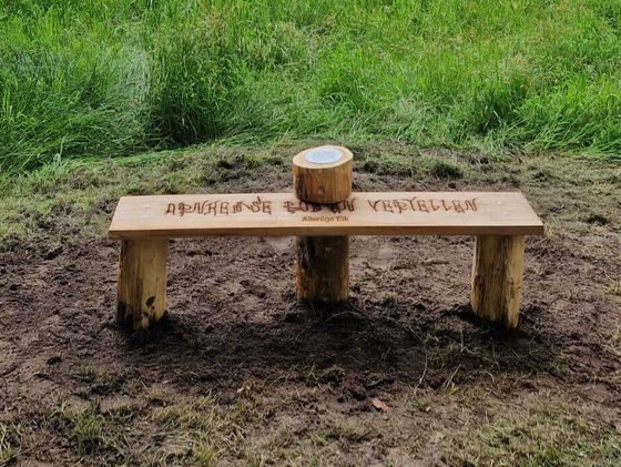 Een houten bankje met daarop de tekst: 'Arnhemse bomen vertellen'