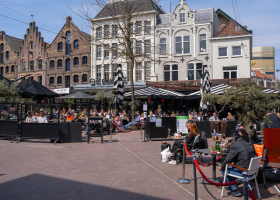 Volle terrassen op de Korenmarkt.