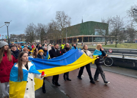 Vredesmars voor Oekraïne in centrum van Arnhem met burgemeester Ahmed Marcouch voorop (midden)