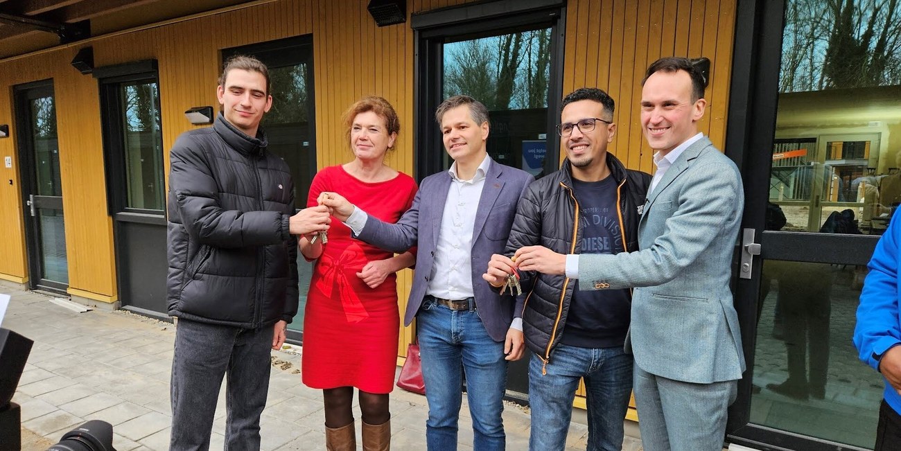 Eerste bewoners ontvangen de sleutel van hun nieuwe woning in Merwijde. Van links naar rechts: inwoner, Liesbeth van Asten (Volkshuisvesting), Wouter Müller (Vivare), inwoner en wethouder Paul Smeulders.