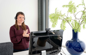 Een tolk van Tolkcontact vertaalt de gebaren naar gesproken Nederlands (foto: Tolkcontact).