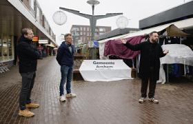 Wethouder Mark Lauriks (rechts) houdt voor het nieuwe straatmeubilair een speech.