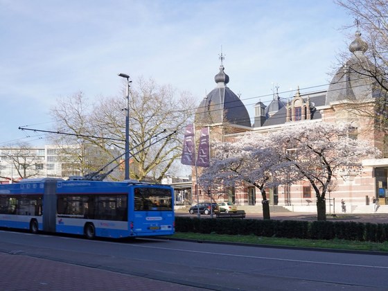 Een trolleybus rijdt langs Musis.
