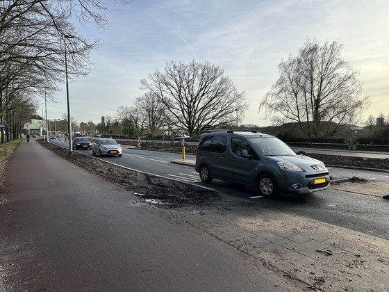Auto's rijden over de weg bij Onderlangs. Naast de weg loopt het nieuwe verbrede fietspad.