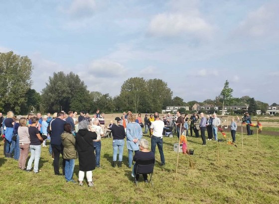 Start voedselbos Elderveld, Arnhemmers luisteren in weiland naar toespraak.