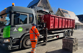 Tegels worden opgehaald door medewerker