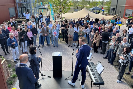 Burgemeester Marcouch en minister De Jonge op podium met publiek