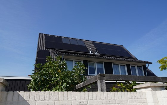 Huis met zonnepanelen op het dak