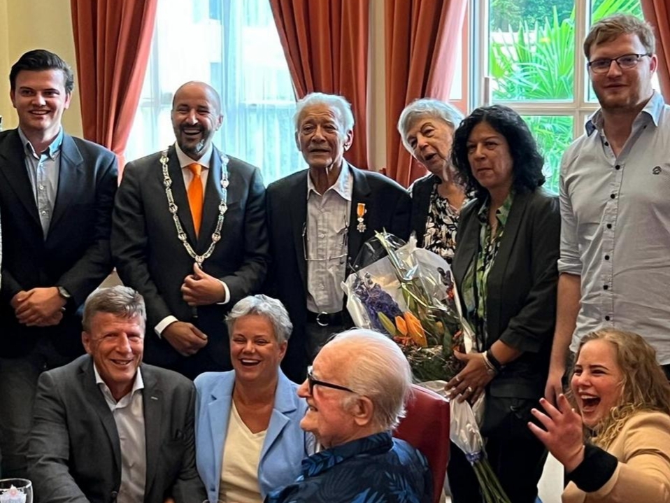 Hans Cieraard omringd door vrienden en familie en burgemeester Ahmed Marcouch