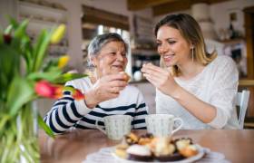 Oma met dochter aan tafel