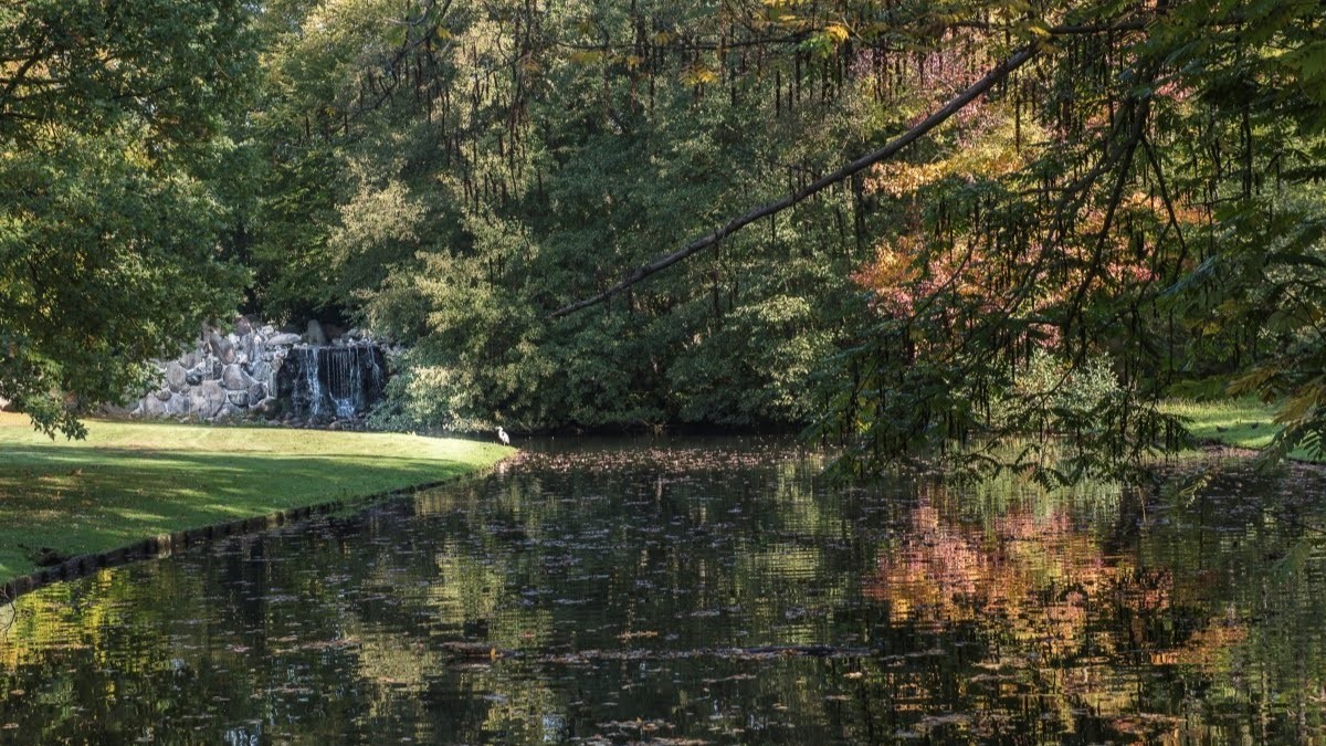 Park Sonsbeek met op achtergrond waterval