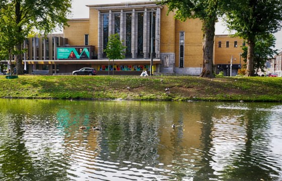 Foto van het Stadstheater met deel van het Musispark.