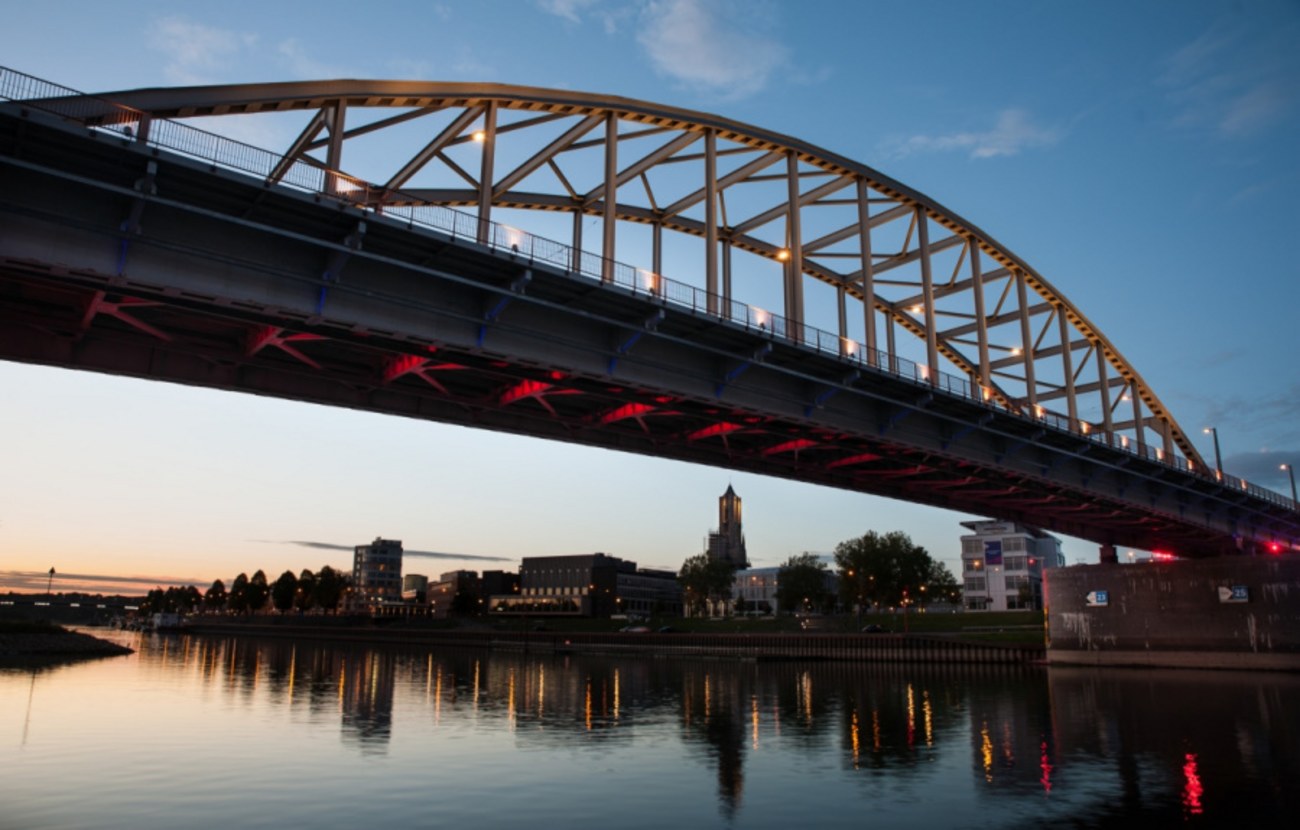 Foto van de verlichte John Frostbrug.