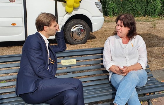 Maarten van Ooijen met Tamara Baars op een van de bankjes.