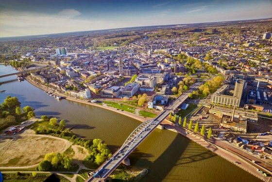 Een luchtfoto van de stad, met onderin de Rijn met de John Frostbrug.