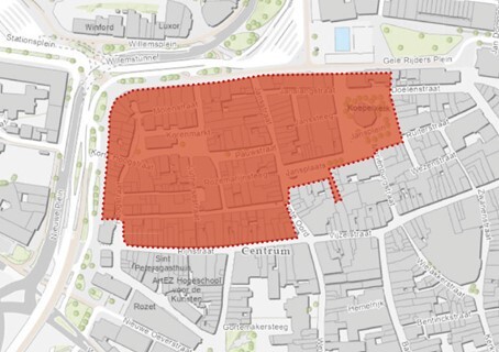 Een plattegrond van de binnenstad met daarop in rood aangegeven waar de (brom)fietsvrije zone is.