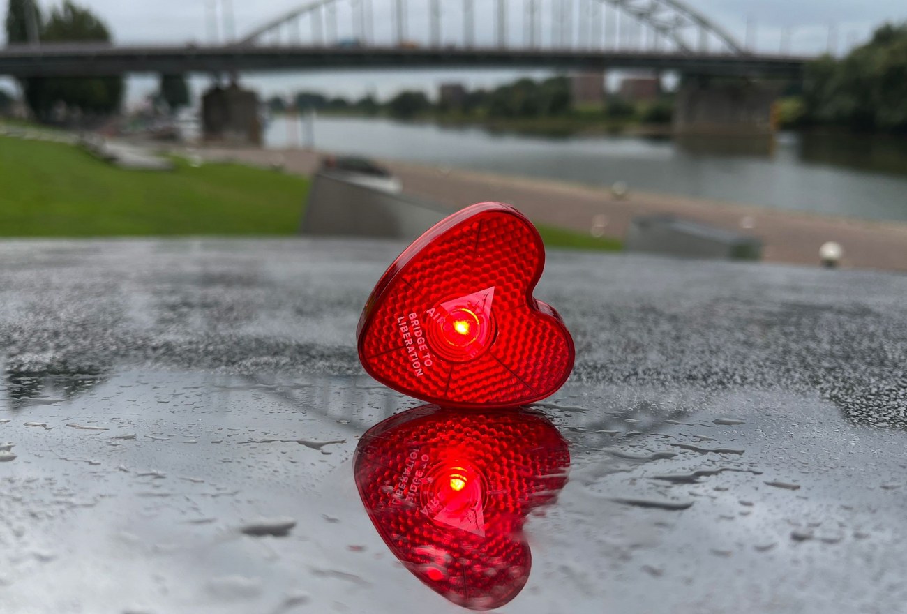 Hartjeslicht ligt op tafel met op de achtergrond de John Frostbrug