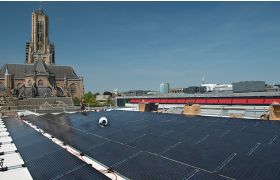 Zonnepanelen op het dak van het Stadhuis