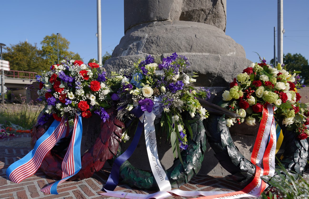 Kransen bij de herdenking Slag om Arnhem in de Berekuil