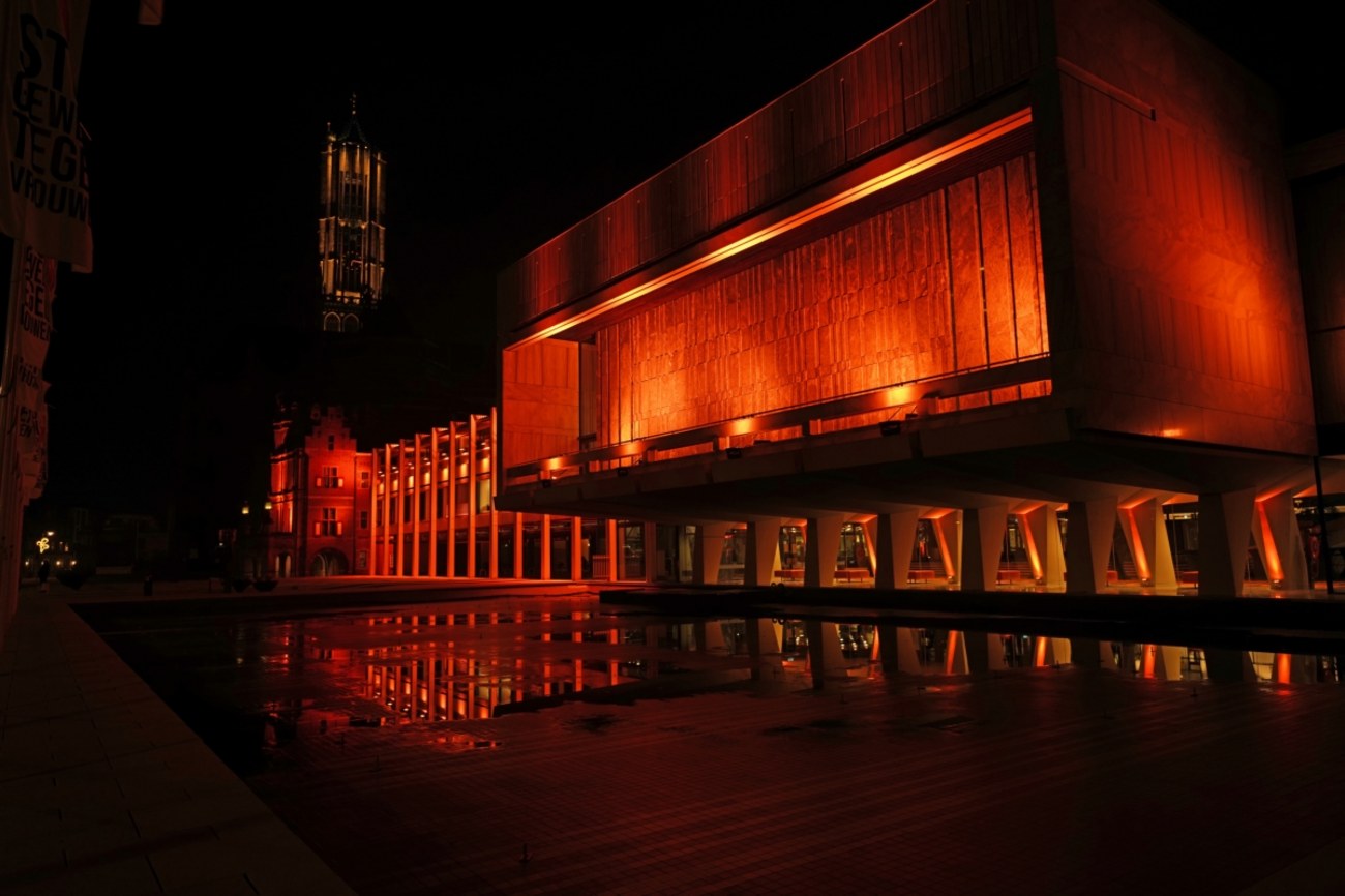 Stadhuis gehuld in oranje licht