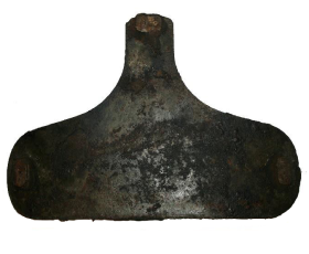 Scherfwerendvest uit 1944. Een soort T-vormig stuk staal met afgeronde hoeken.