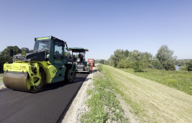 Een elektrische wals aan het werk tijdens de aanleg van het fietspad Grote Griet in Arnhem-Zuid