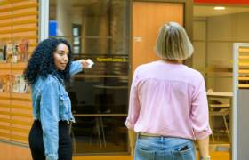 collega gemeente Arnhem wijst inwoner naar een spreekkamer