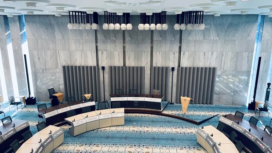 Foto van deel van de zaal van de gemeenteraad.