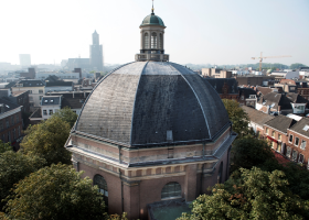 Luchtfoto van de de Koepelkerk in Arnhem