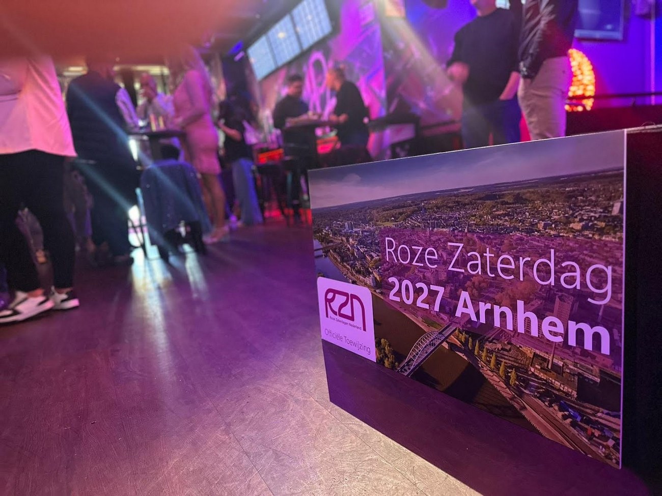 Sfeerbeeld van een bord met de tekst 'Roze Zaterdag 2027 Arnhem'