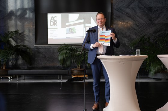 Wethouder Inclusie Maurits van de Geijn met de Regenboogagenda