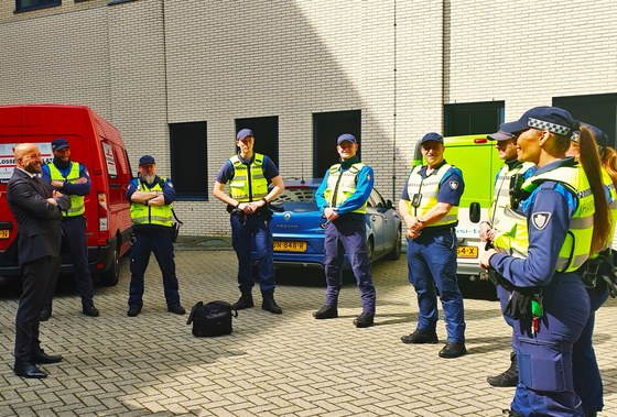 Handhavers in uniform met burgemeester Marcouch